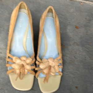 Ladies Aerosoles 2 1/2” shoes- suede & leather- size 9 1/2